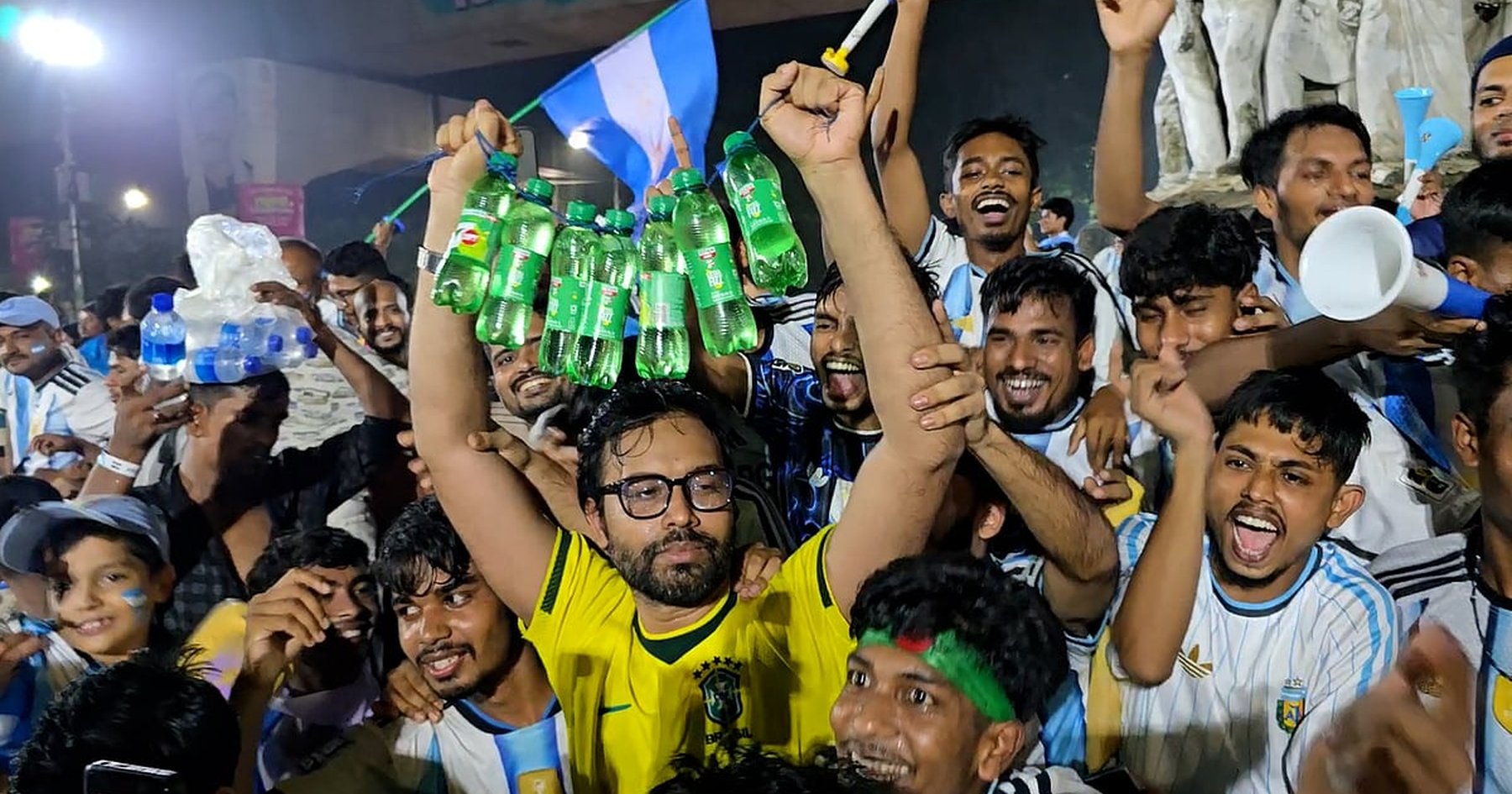 আর্জেন্টিনার জয়ে টিএসসিতে ব্রাজিল সমর্থক বিজয়ীকে পানীয় দিয়েছেন