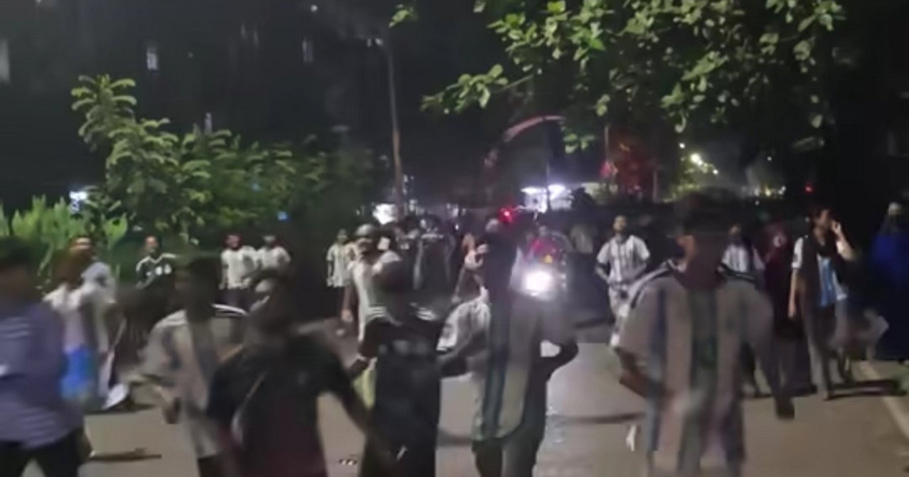 বিশ্বকাপ ফাইনাল দেখতে ঢাকা বিশ্ববিদ্যালয়ে ভিড়, ব্যারিকেড ভাঙা হয়