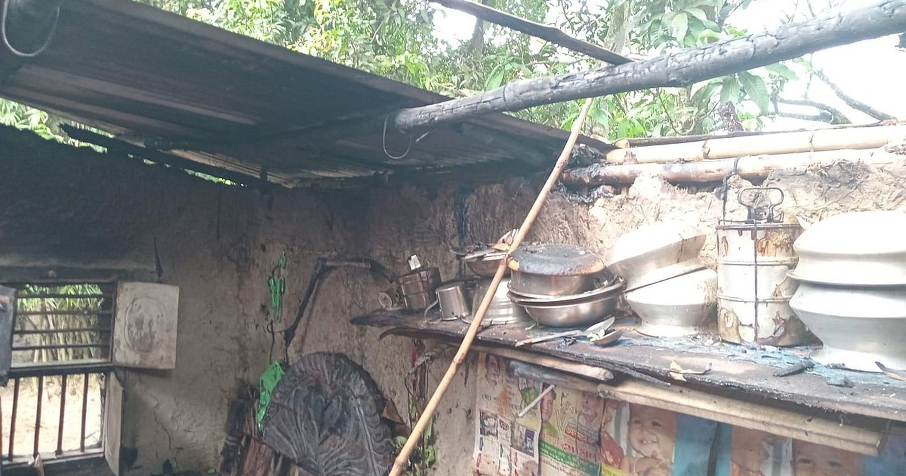জয়পুরহাটে বিধবার বাড়ি সম্পূর্ণ পুড়ে গেছে